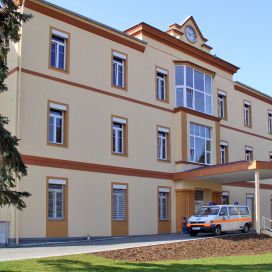 Sternberk-budova-nemocnice.jpg