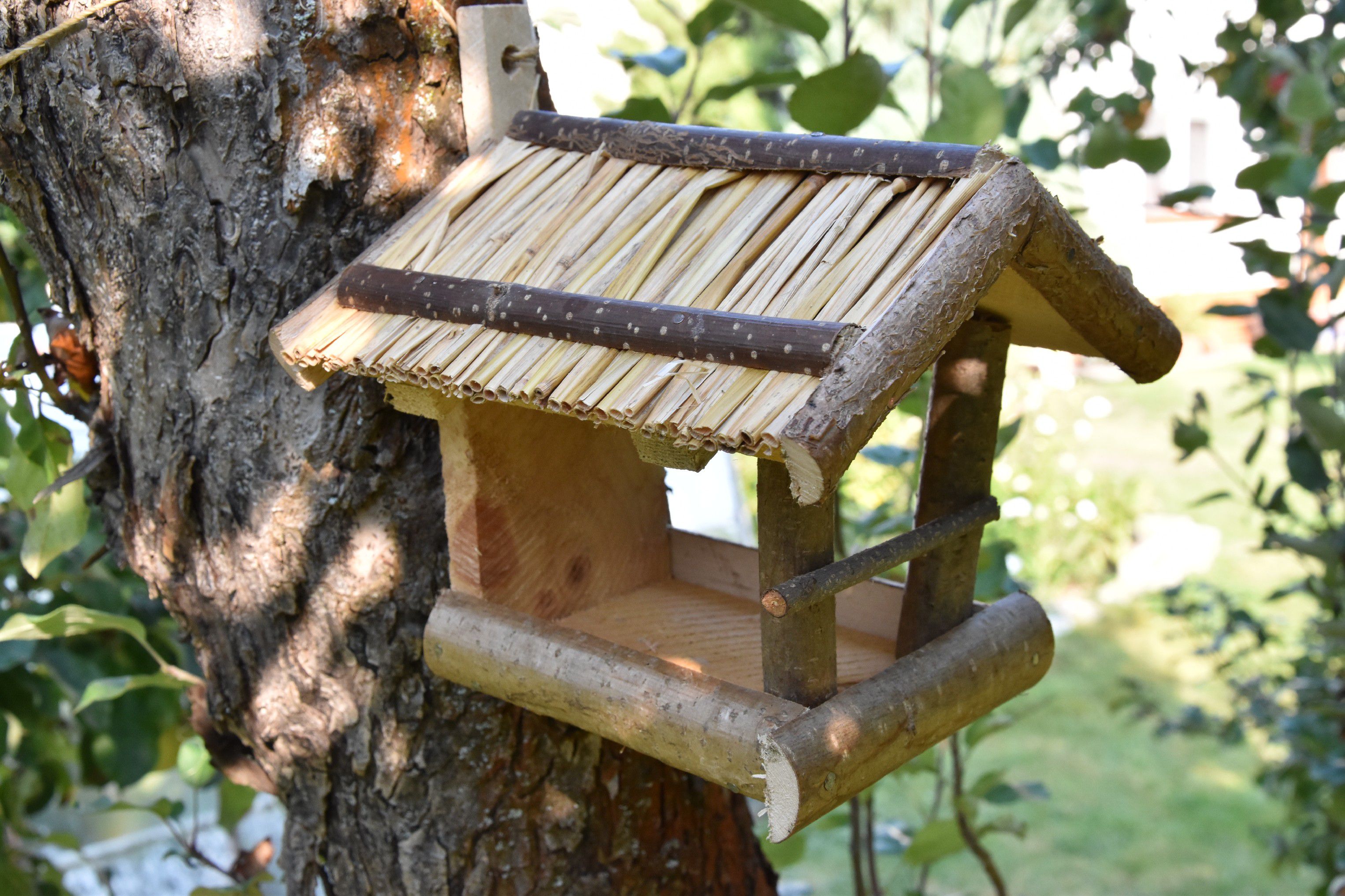 Vingo Dřevěné krmítko s rákosovou stříškou - 21 x 20 cm - Vingo