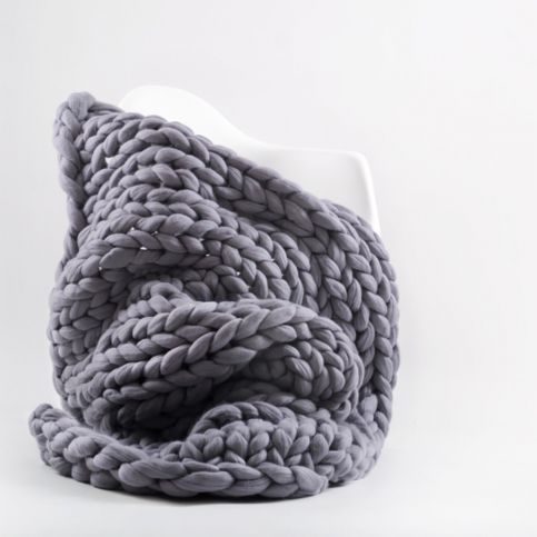 Fialovošedá ručně pletená deka z merino vlny Concepttual Chunky, 125 x 130 cm - Bonami.cz