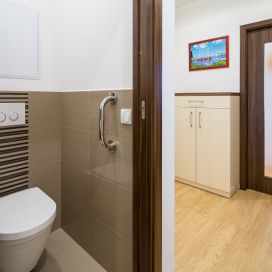 závěsné WC v panelovém bytě  Kouba Interier, s.r.o.