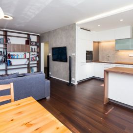 kuchyň spojená s obývacím pokojem