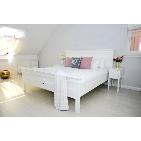 Bílá postel 200x200 cm z masivu Halifax - Nábytek aldo - NE