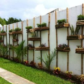 Vertikální zahrada na plotě