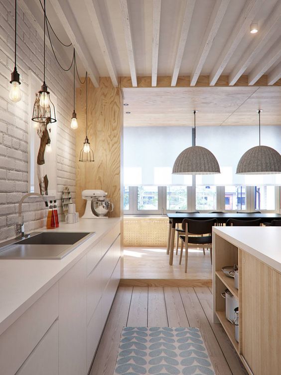 Skandinávská kuchyň s bílou cihlovou zdí - 