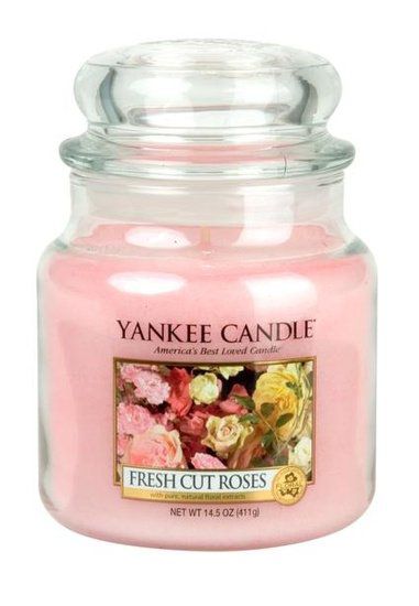Yankee Candle vonná svíčka Fresh Cut Roses Classic střední  - Different.cz