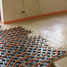 Pokládka lité betonové podlahy přináší řadu výhod