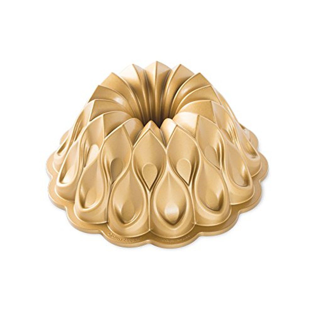 Forma na bábovku ve zlaté barvě Nordic Ware Crown, ⌀ 25 cm - Bonami.cz