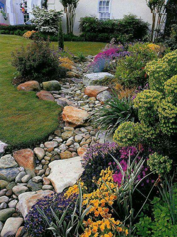 Zahrada - kvetoucí záhon s kamínky - 