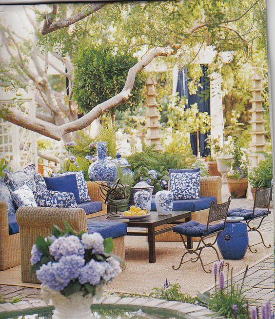 Modré sezení na zahradě - 