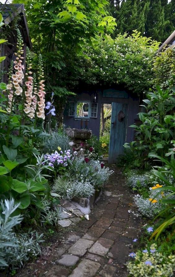 Zarostlý zahradní domeček - 