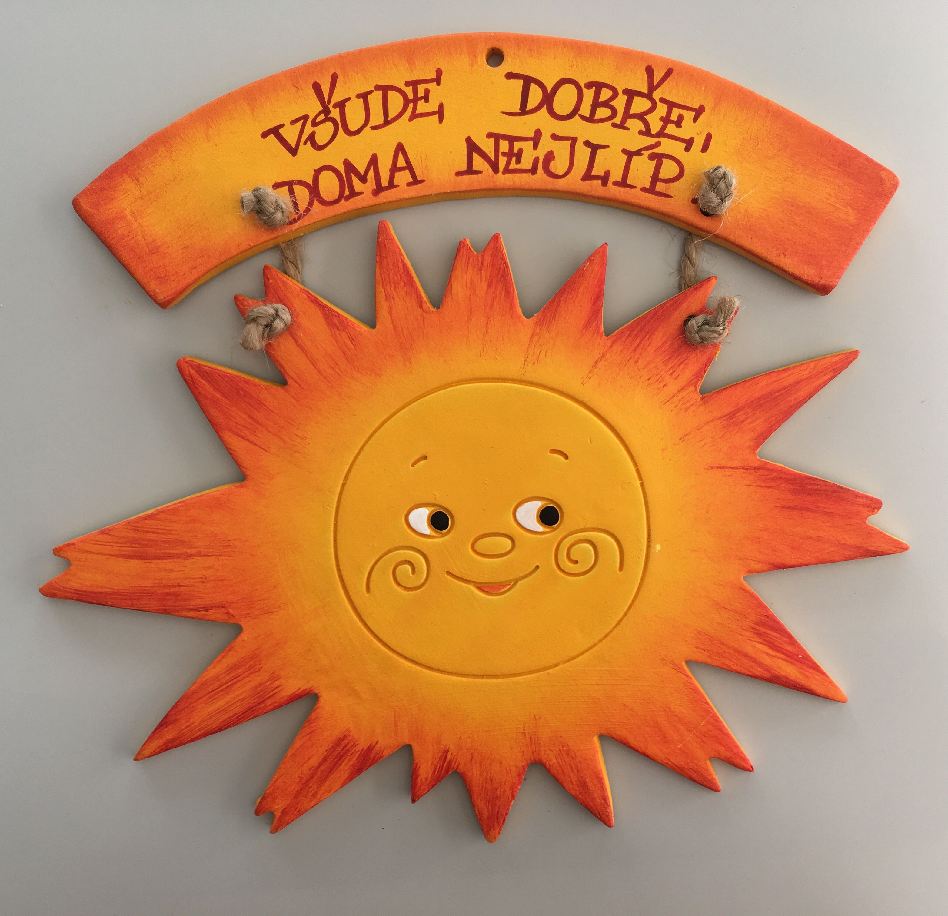 Sluníčko s cedulkou široké Keramika Andreas Nápis: Všude dobře, doma nejlíp - Keramika Andreas
