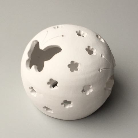 Keramika Andreas Votice Koule malá bílá vyřezávaná s motýly - Keramika Andreas