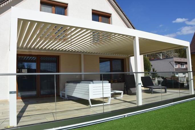 Oblíbená bioklimatická pergola PLACEO v něžném bílém provedení. Zdroj: Sun System