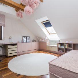 dětský pokoj  v růžové v podkroví Urban interior