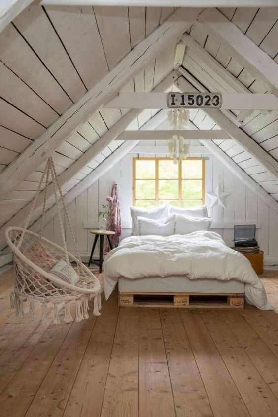 Malá ložnička v podkroví, dřevo, trámy - 