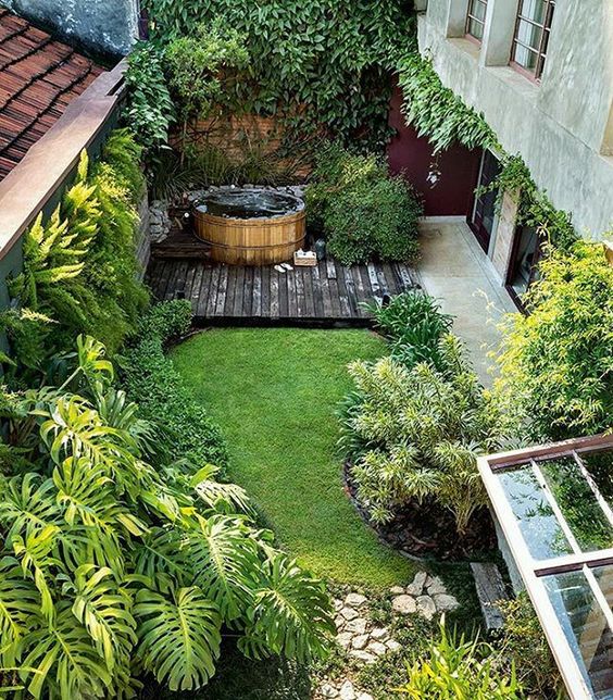 Malá zahrada s ochlazovacím bazénkem - 