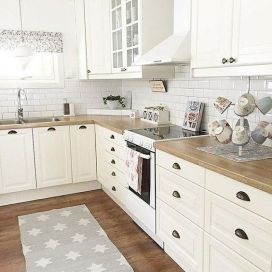 Bílá kuchyň s dřevěnou deskou KatkaD 