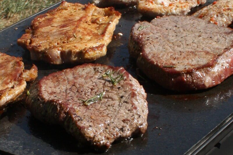 Šťavnaté steaky na lávovém kameni - Grilmen s.r.o.