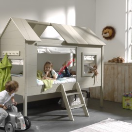 Nejdůležitějším nábytkem do dětského pokoje jsou dětská postel a truhly na hračky