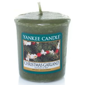 Yankee Candle - votivní svíčka Christmas Garland 49g (Christmas Garland je opravdovou vánoční klasikou. Zelenému aroma borového jehličí dodává zajímavý nádech dotek brusinek. Perfektní pro Advent a na Štědrý večer.) - Favi.cz