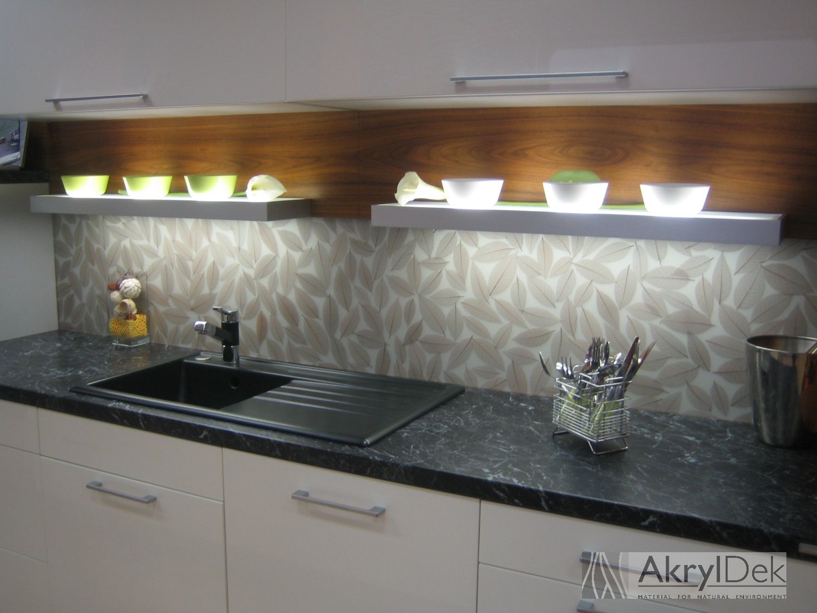 Obkladový panel do kuchyně s přírodním motivem listů - AkrylDek s.r.o.