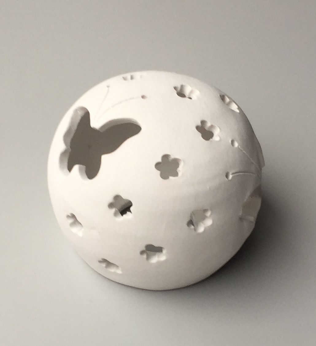 Keramika Andreas® Koule malá bílá vyřezávaná s motýly - Keramika Andreas