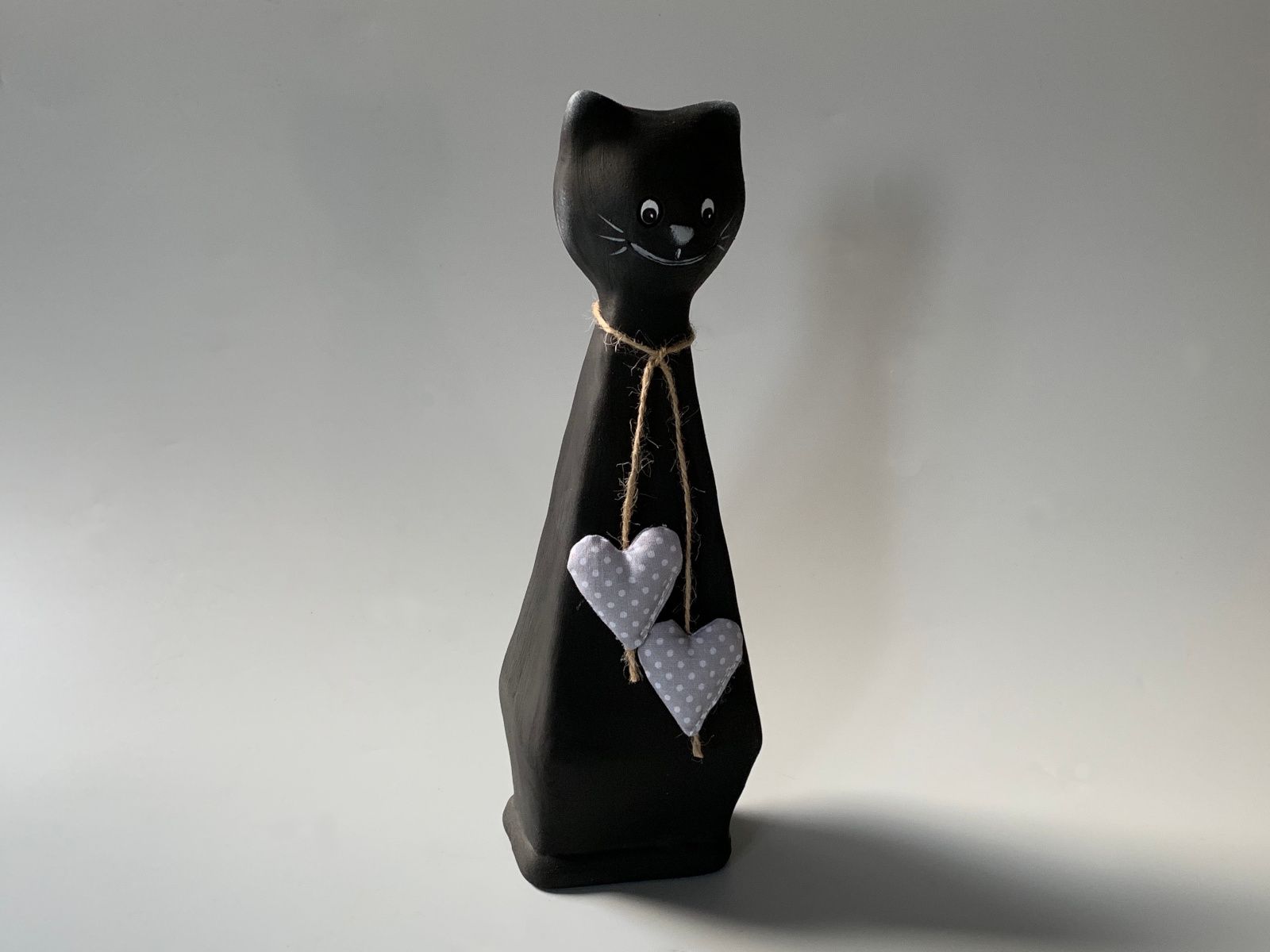Kočka černá s látkovými srdíčky Keramika Andreas - Keramika Andreas