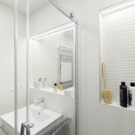 bílá koupelna - sklo a kov