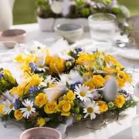 Květinová výzdoba na stůl
