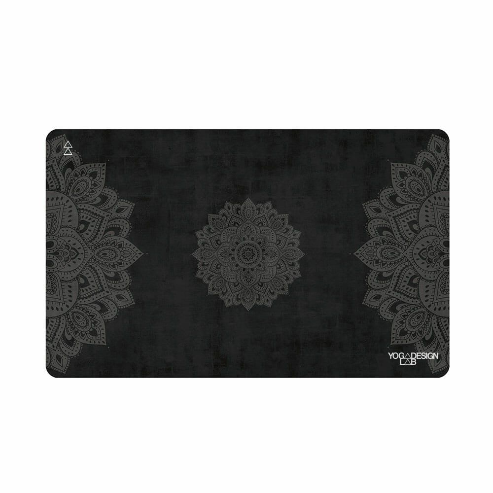 Černý ručník na jógu Yoga Design Lab Mandala, 61 x 38 cm - Bonami.cz