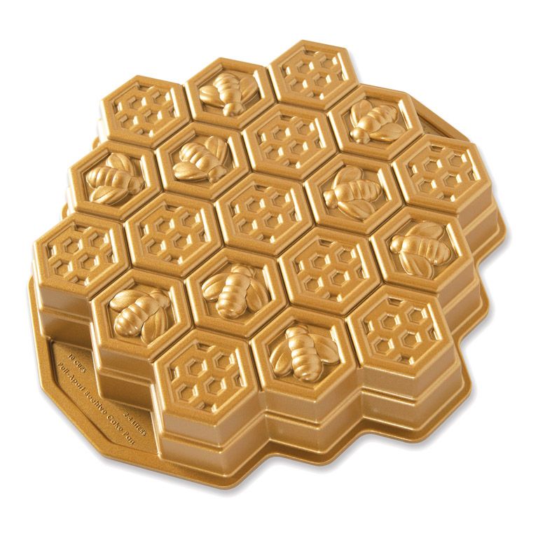 Nordic Ware Forma v tvaru včelí plástve Honeycomb Pull-Apart zlatá 2,4 l - Chefshop.cz
