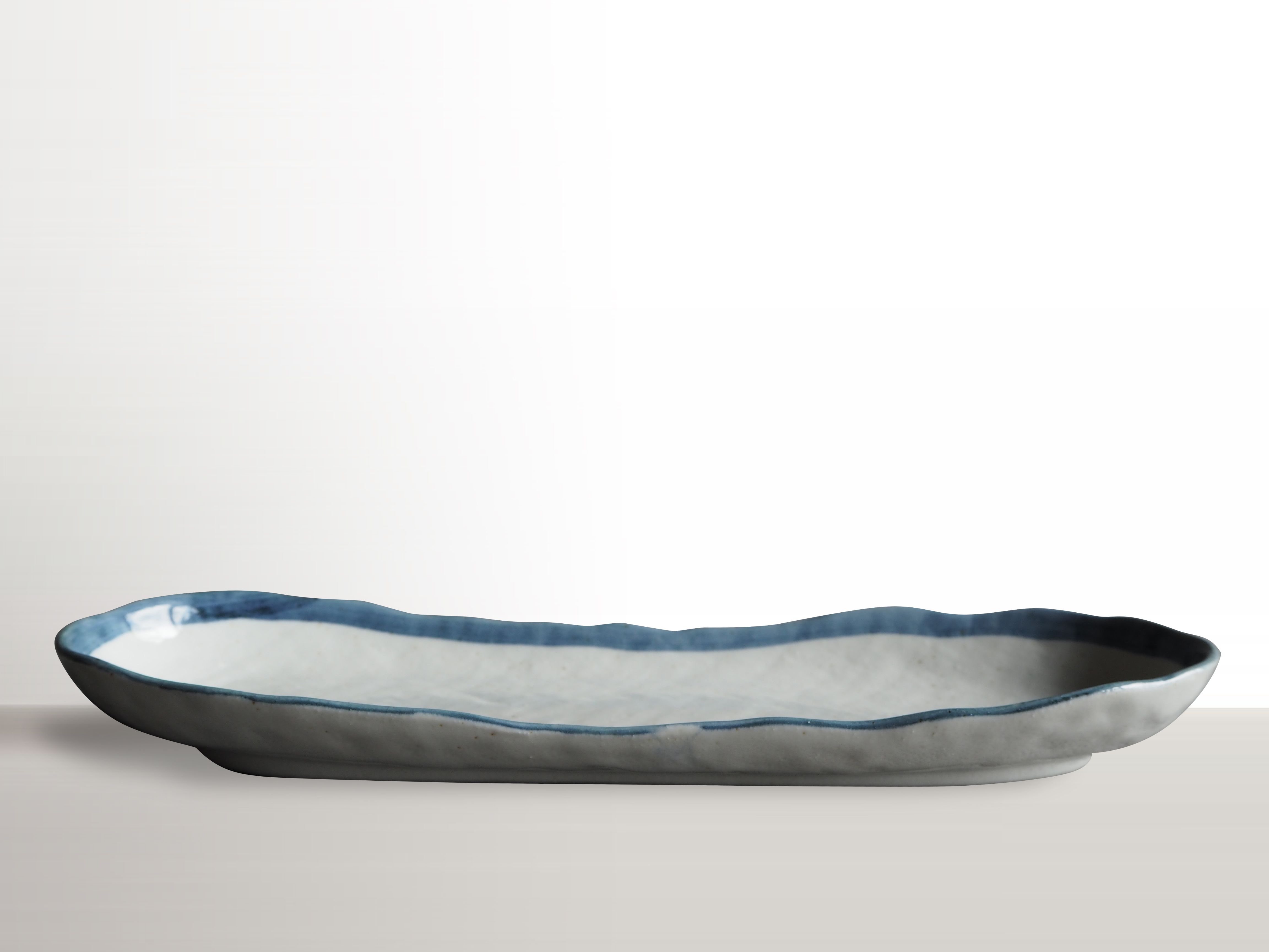 MIJ Oválný talíř na sushi s modrým okrajem 33 x 10 cm - Chefshop.cz
