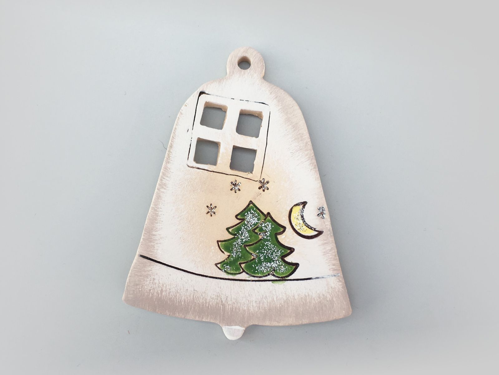 Vánoční ozdoba zvoneček s oknem Keramika Andreas Varianta: Se stromečky - Keramika Andreas