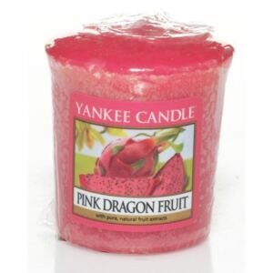 Yankee Candle - votivní svíčka Pink Dragon Fruit 49g (Barevná a fascinující vůně, jako vábnička k letnímu dobrodružství se sladkým aroma tohoto lahodného a šťavnatého tropického ovoce, které vám přináší svůdné letní pocity. Úchvatná, elegantní a svěž - Favi.cz