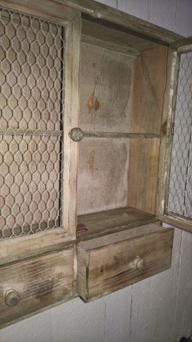 Dřevěná hnědá skříňka - DS - M-byt