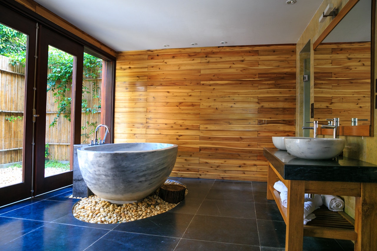 Koupelna s dřevěným obkladem - 