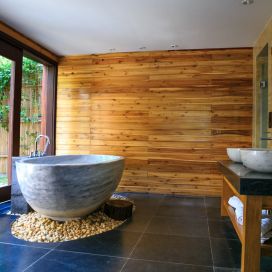 Koupelna s dřevěným obkladem