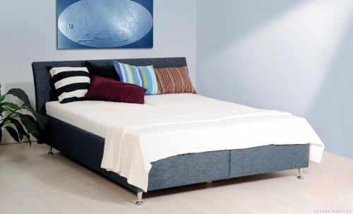 Dvoulůžková postel čalouněná na nožičkách s úložným prostorem - US - M-byt