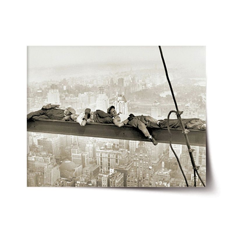 Plakát SABLIO - Ležící zedníci na traverze 60x40 cm - E-shop Sablo s.r.o.