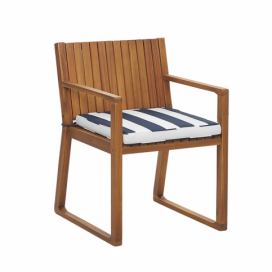 Zahradní židle ze světle hnědého dřeva s modrým pruhovaným polštářem SASSARI