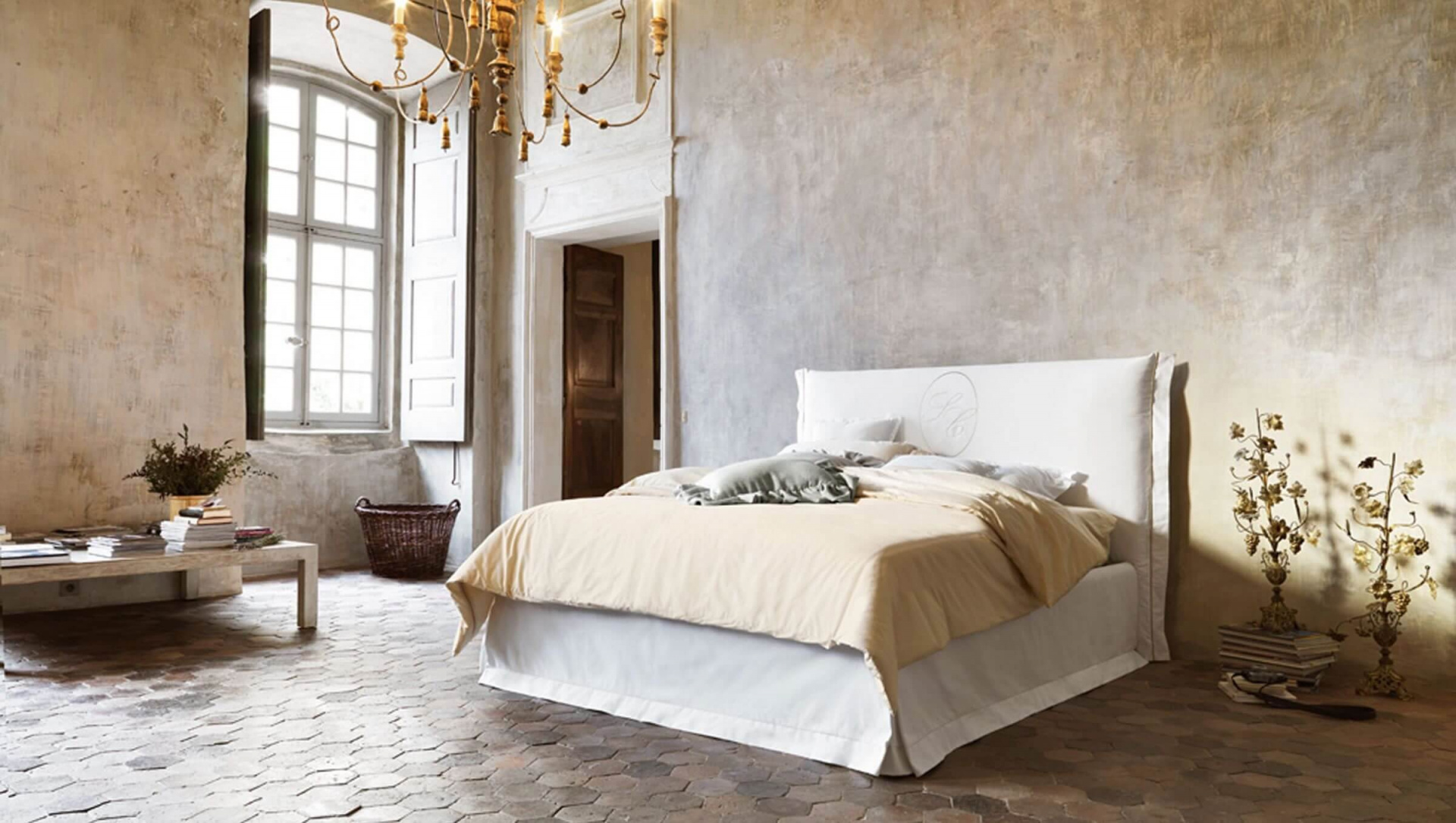 Pohodlná a designově zpracovaná postel je základem luxusní italské ložnice. Zdroj: IDWItalia.com