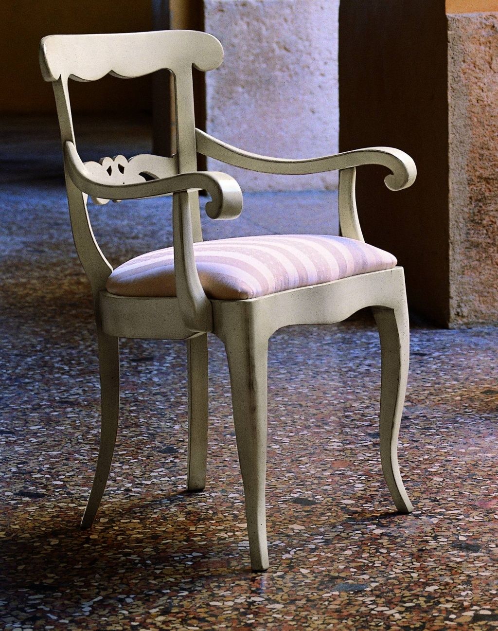 Stylová židle polstrovaná s opěrkami růžové pruhy 56x55x90 styl vintage Mdum - M DUM.cz