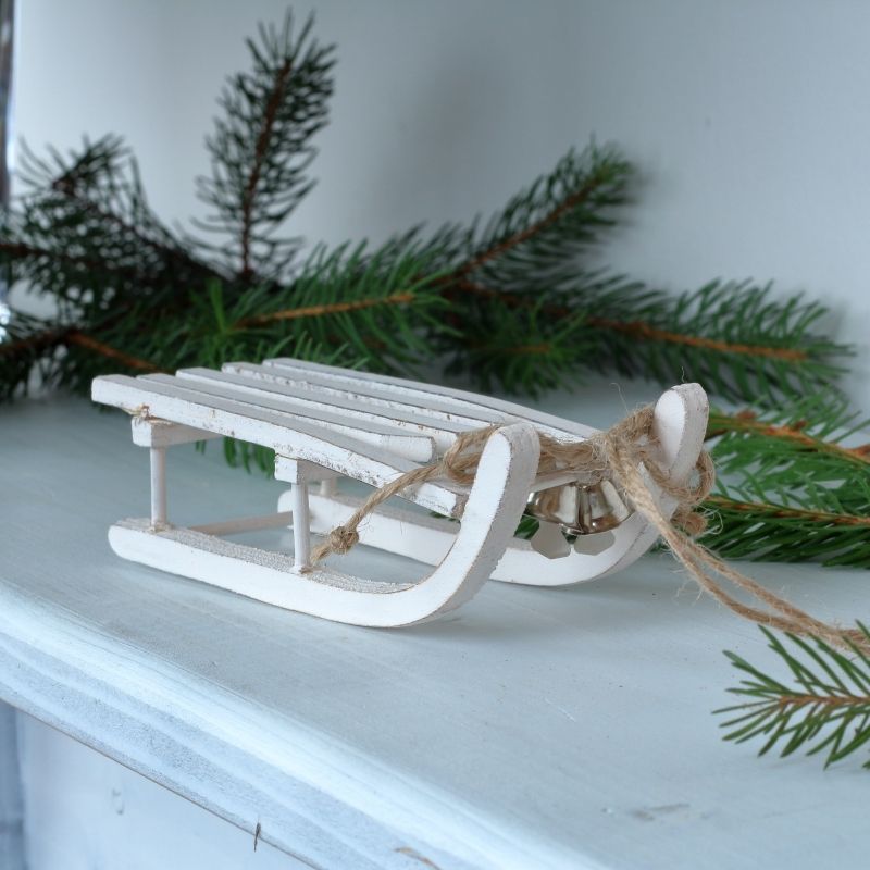 Vánoční dekorace sáňky dřevěné bílé 12,5x5x4cm - Novaline.cz