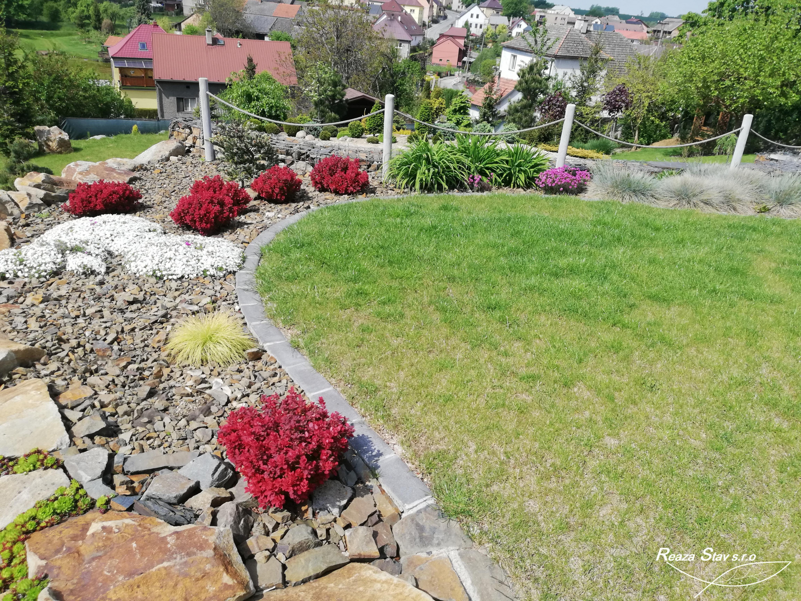 barevné záhony s kamením - Realizace zahrad Krajíčková