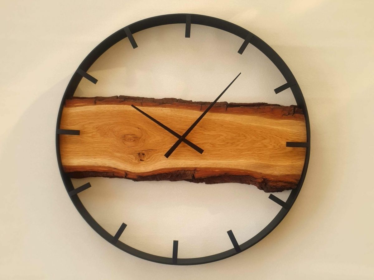 Dřevěné nástěnné hodiny KAYU 28 Dub přírodní s kůrou v Loft stylu Černý 70 cm - Nabytek-Bogart.cz