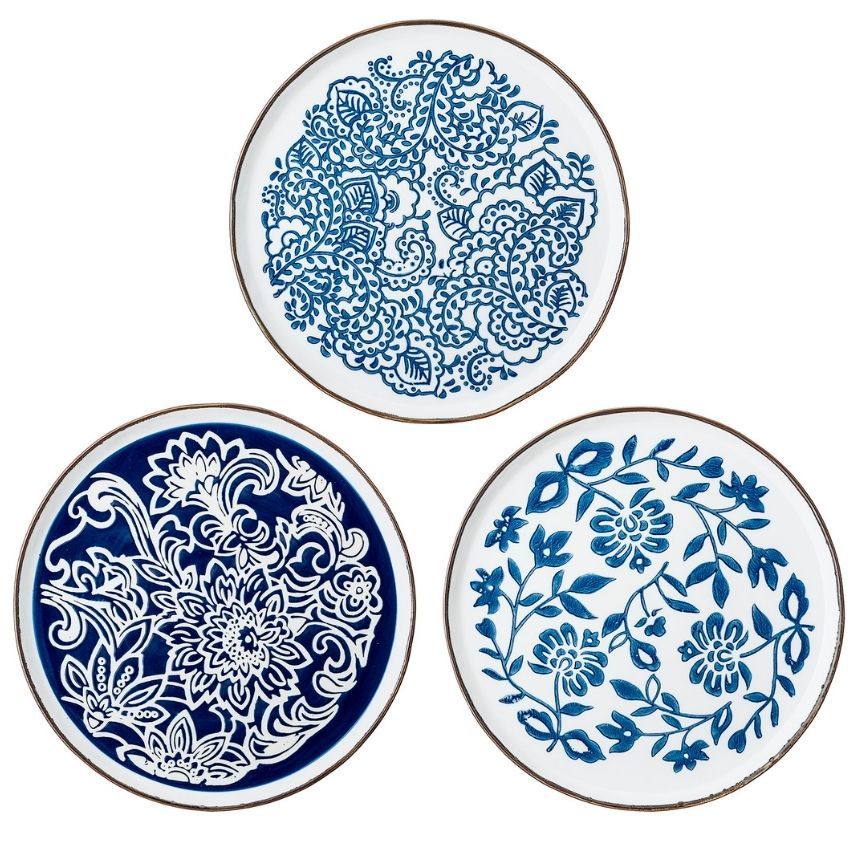 Set tří modro bílých keramických talířů Bloomingville Molly 24 cm - Designovynabytek.cz
