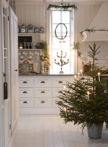Nazdobený vánoční stromeček v kuchyni - 