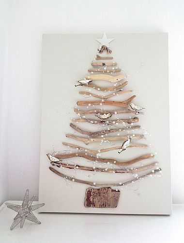 Nazdobený vánoční stromeček na zdi - 