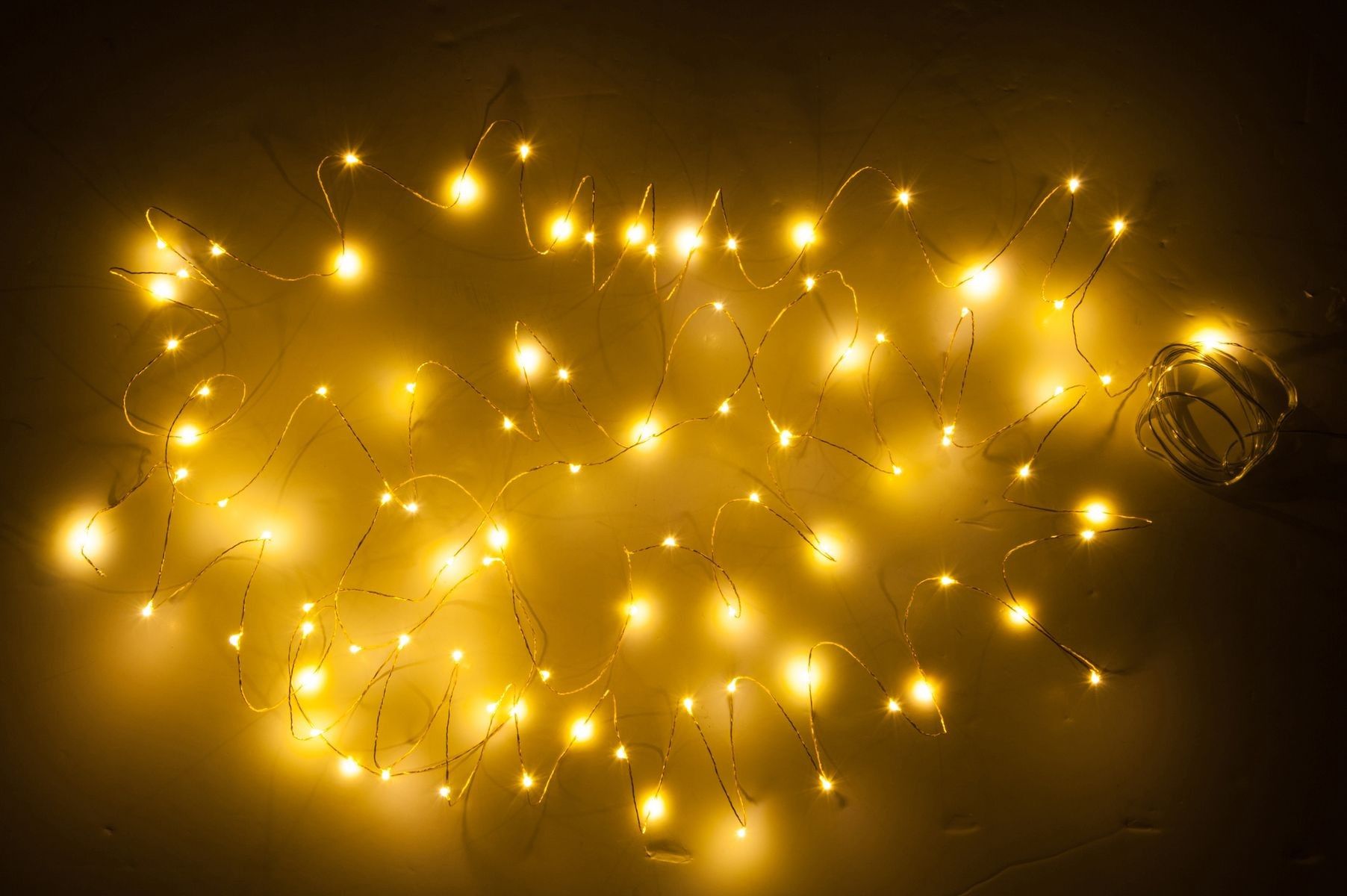 Vánoční světelný drátek ve zlaté barvě s 90 led světýlky - teplá bílá   J-Line by Jolipa - LaHome - vintage dekorace