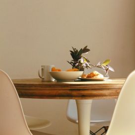 Jídelní židle a jídelní stoly pro moderní jídelnu
